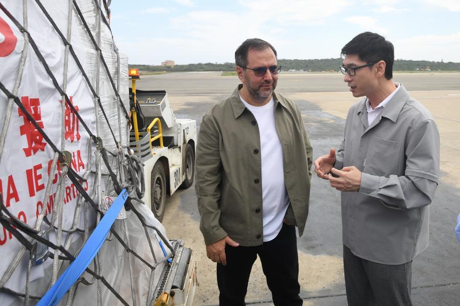 El ministro de Relaciones Exteriores de Venezuela, Yván Gil (i), y el embajador de China en Venezuela, Lan Hu (d), conversan después del aterrizaje de un avión procedente de China con ayuda humanitaria para los afectados por los terremotos, en el Aeropuerto Internacional Simón Bolívar, en Maiquetía, estado La Guaira, Venezuela, el 6 de julio de 2026. (Xinhua/Marcos Salgado) 