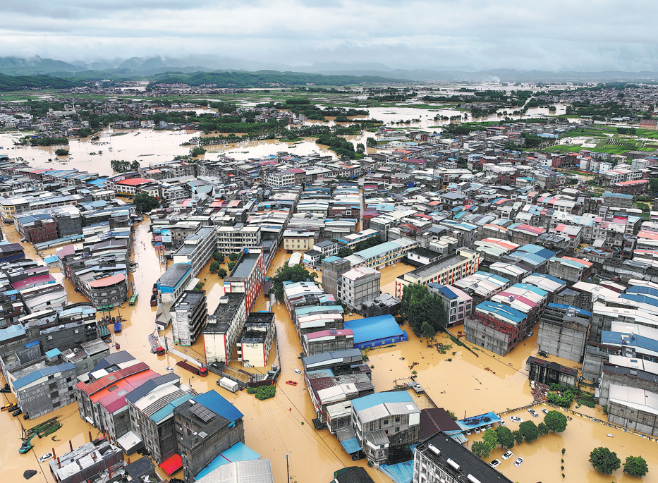 Este lunes se produjo un desbordamiento en el embalse Liuwang en Nanning, Región Autónoma Zhuang de Guangxi, después de que lluvias intensas y aguaceros locales provocaran un rápido aumento de los niveles de los ríos. La ciudad elevó su nivel de respuesta de emergencia por inundaciones a Nivel I, su nivel más alto, mientras las autoridades en Hengzhou y Binyang evacuaban a los residentes de las zonas de riesgo. (Foto: Wang Yizhao / Servicios de Noticias de China)