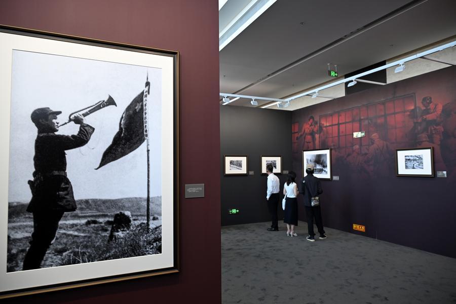 Una fotografía tomada por el periodista estadounidense Edgar Snow, quien una vez se aventuró en lo más profundo del corazón revolucionario de China, es exhibida en una exposición de arte que destaca la Guerra de Resistencia del Pueblo Chino contra la Agresión Japonesa, en Beijing, capital de China, el 26 de agosto de 2025. (Xinhua/Jin Liangkuai) 