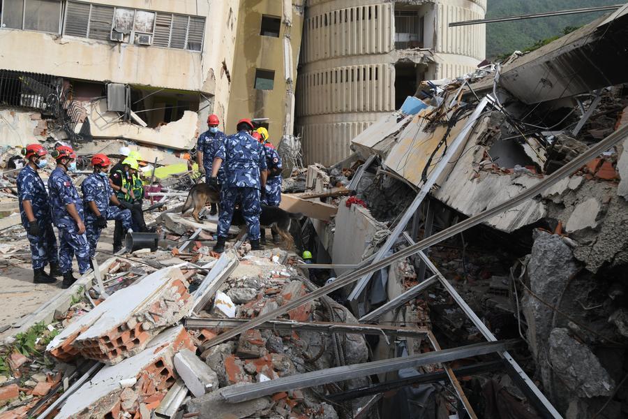 Imagen del 3 de julio de 2026 de rescatistas de Qatar trabajando en un edificio colapsado luego de que se registraran dos terremotos, en Caraballeda, estado La Guaira, Venezuela. (Xinhua/Marcos Salgado) 