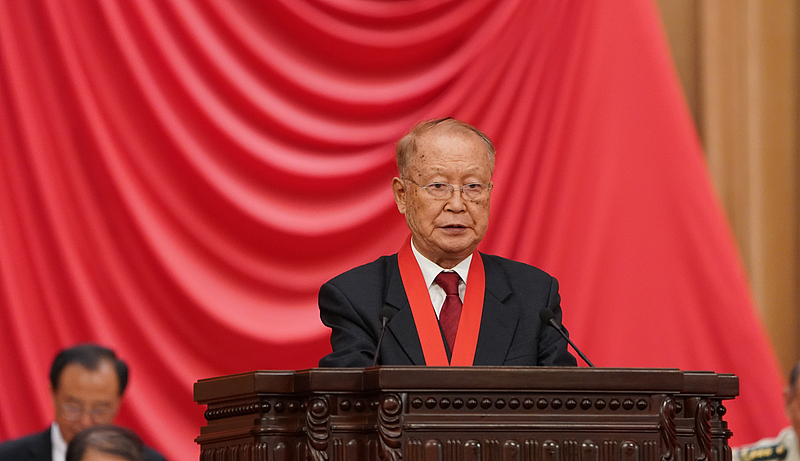 Ben De, investigador del Grupo de Tecnología Electrónica de China y miembro de la Academia de Ingeniería de China, recibe el Premio Estatal a la Ciencia y Tecnología Sobresaliente en Beijing, 8 de julio de 2026. (Foto: VCG)