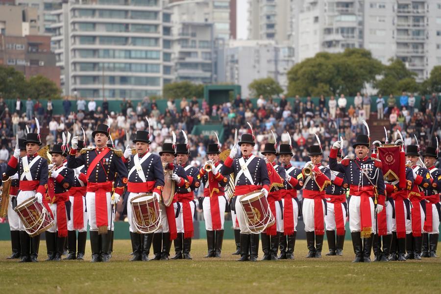 Miembros de la Banda Militar "Tambor de Tacuarí" del Regimiento de Infantería 1 "Patricios" interpretan una marcha militar durante un Festival de Bandas Militares en el marco de la celebración del 210° aniversario de la Declaración de Independencia, en el Campo Argentino de Polo, en la ciudad de Buenos Aires, capital de Argentina, el 9 de julio de 2026. (Xinhua/Martín Zabala)