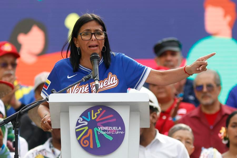 La presidenta encargada venezolana, Delcy Rodríguez, habla durante el acto final de la Gran Peregrinación Nacional por una "Venezuela sin Sanciones y en Paz", en Caracas, Venezuela, el 30 de abril de 2026. (Xinhua/Str)