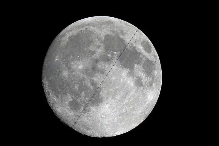 Fotografía compuesta mostrando la estación espacial china pasando frente a la Luna, tomada en el distrito de Changping, Beijing, capital de China, el 4 de noviembre de 2025. (Xinhua/Xing Guangli)