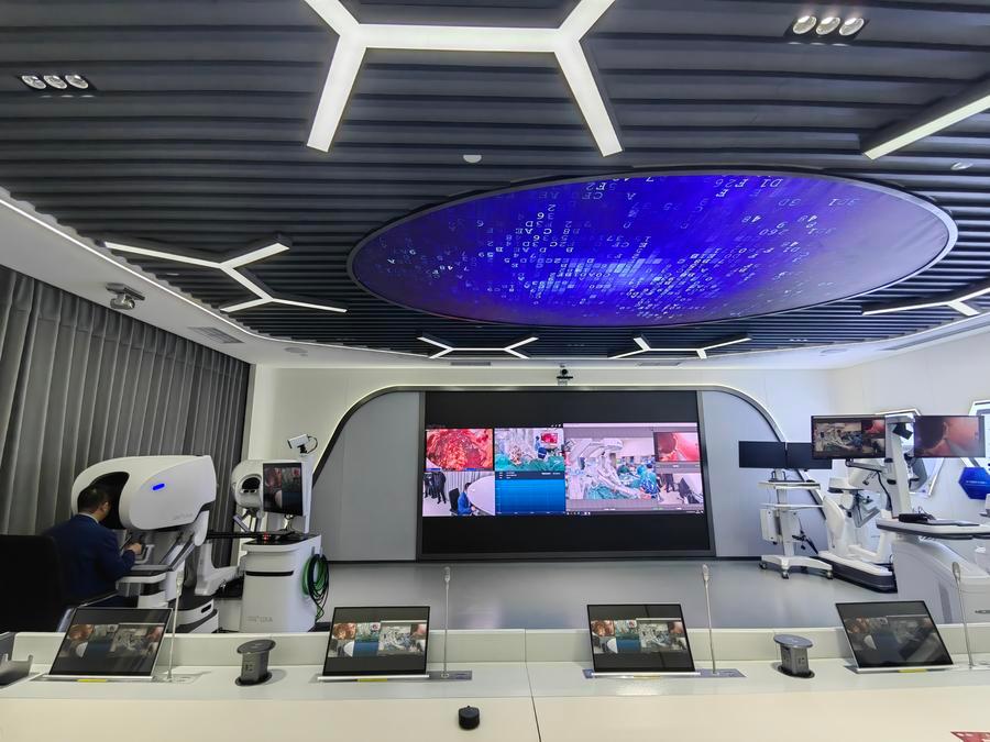 Un médico realiza una operación a distancia en el centro internacional de cirugía robótica remota del Hospital del Oeste de China de la Universidad de Sichuan, en Chengdu, capital de la provincia de Sichuan, en el suroeste de China, el 20 de marzo de 2026. (Xinhua/Dong Xiaohong)