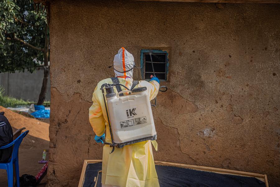 Imagen del 9 de julio de 2026 de un trabajador médico realizando la desinfección antes de sepultar a una persona fallecida infectada con el virus del ébola, en Bunia, capital de la provincia de Ituri, en la República Democrática del Congo (RDC). (Xinhua)