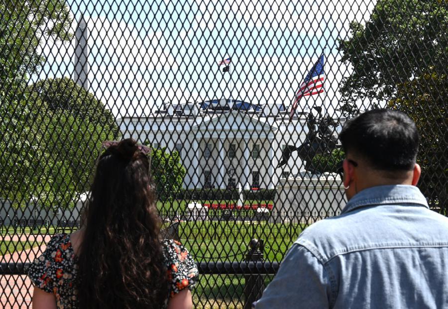 Imagen del 7 de junio de 2026 de personas frente a las rejas alrededor de la Casa Blanca, en Washington D.C., Estados Unidos. (Xinhua/Li Rui)