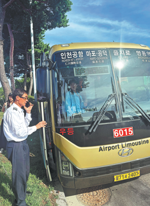 El autobús N.º 6015 del aeropuerto permanece estacionado en Seúl, Corea del Sur, después de que los pasajeros ayudaran a detener el vehículo fuera de control cuando el conductor se desplomó repentinamente, 11 de julio del 2026. (Foto: proporcionada a China Daily)