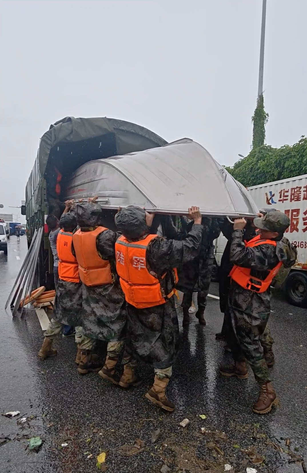 Wu Jie y sus compañeros ayudan en los esfuerzos de rescate en la zona devastada por las inundaciones en Guigang, Región Autónoma Zhuang de Guangxi. [Foto proporcionada]