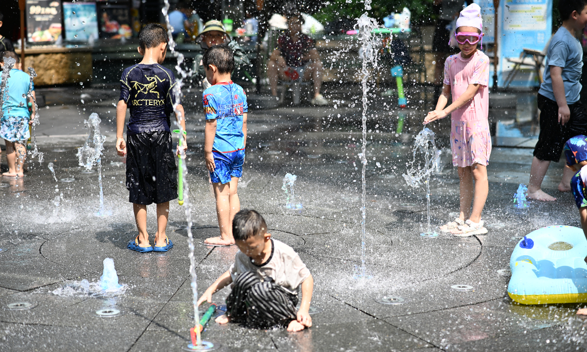 Niños se refrescan en una zona de juegos acuáticos instalada por un centro comercial en Chengdu, provincia de Sichuan, en el suroeste de China, el 15 de julio de 2026, primer día del sanfu, mientras la ciudad registra altas temperaturas.(Foto de VCG)