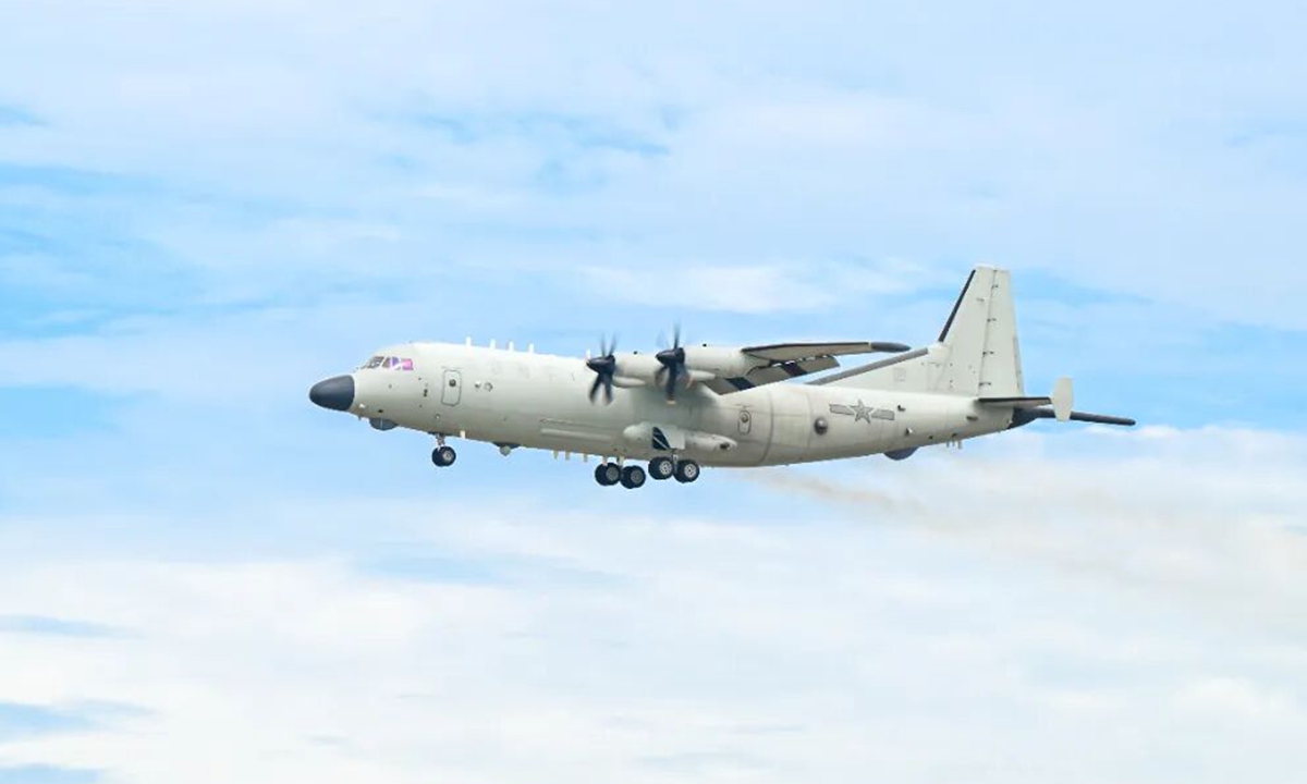 Un avión de patrulla antisubmarina Y-9, perteneciente a una unidad de aviación naval del Comando del Teatro Sur del Ejército Popular de Liberación de China, participa en ejercicios de entrenamiento de búsqueda y ataque de submarinos durante el verano de 2026. Foto: captura de pantalla de la cuenta de WeChat de la Flota del Mar del Sur.