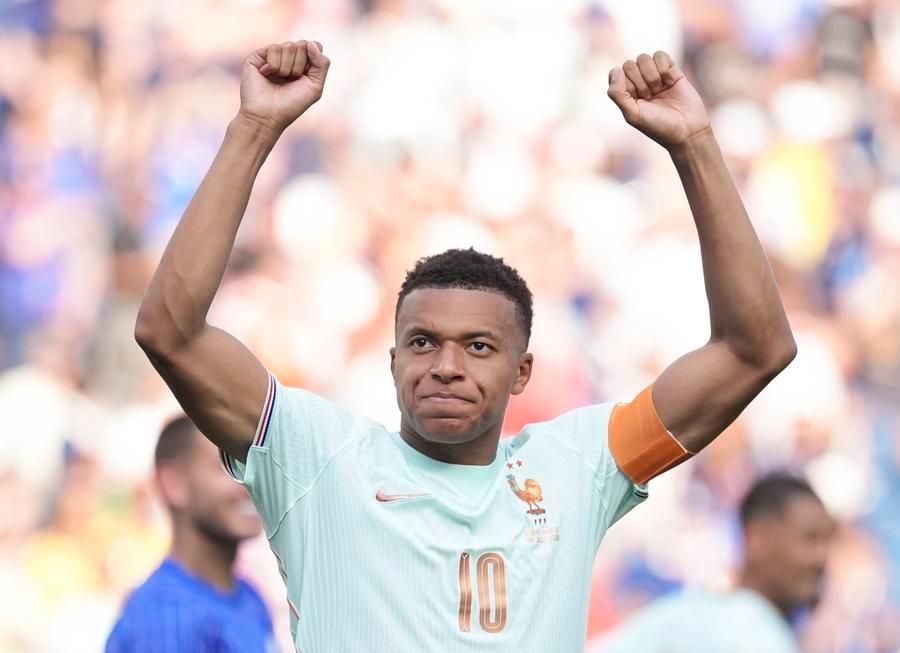 El jugador Kylian Mbappé, de Francia, saluda a la audiencia al término del partido de cuartos de final de la Copa Mundial de la FIFA 2026 ante Marruecos, celebrado en el Estadio Boston, en Boston, Estados Unidos, el 9 de julio de 2026. (Xinhua/Lui Siu Wai) 