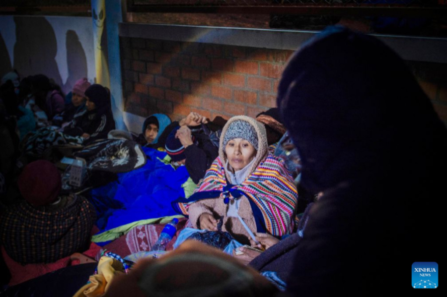 Imagen del 18 de julio de 2026 de una persona damnificada esperando por ayuda luego de un sismo, en la ciudad de Chupaca, en el departamento de Junín, en el centro de Perú. Al menos cinco personas fallecidas deja hasta el momento el sismo de 5,1 registrado la noche del sábado en el departamento central de Junín, en Perú, confirmaron el domingo los medios de comunicación locales. (Xinhua/Str)