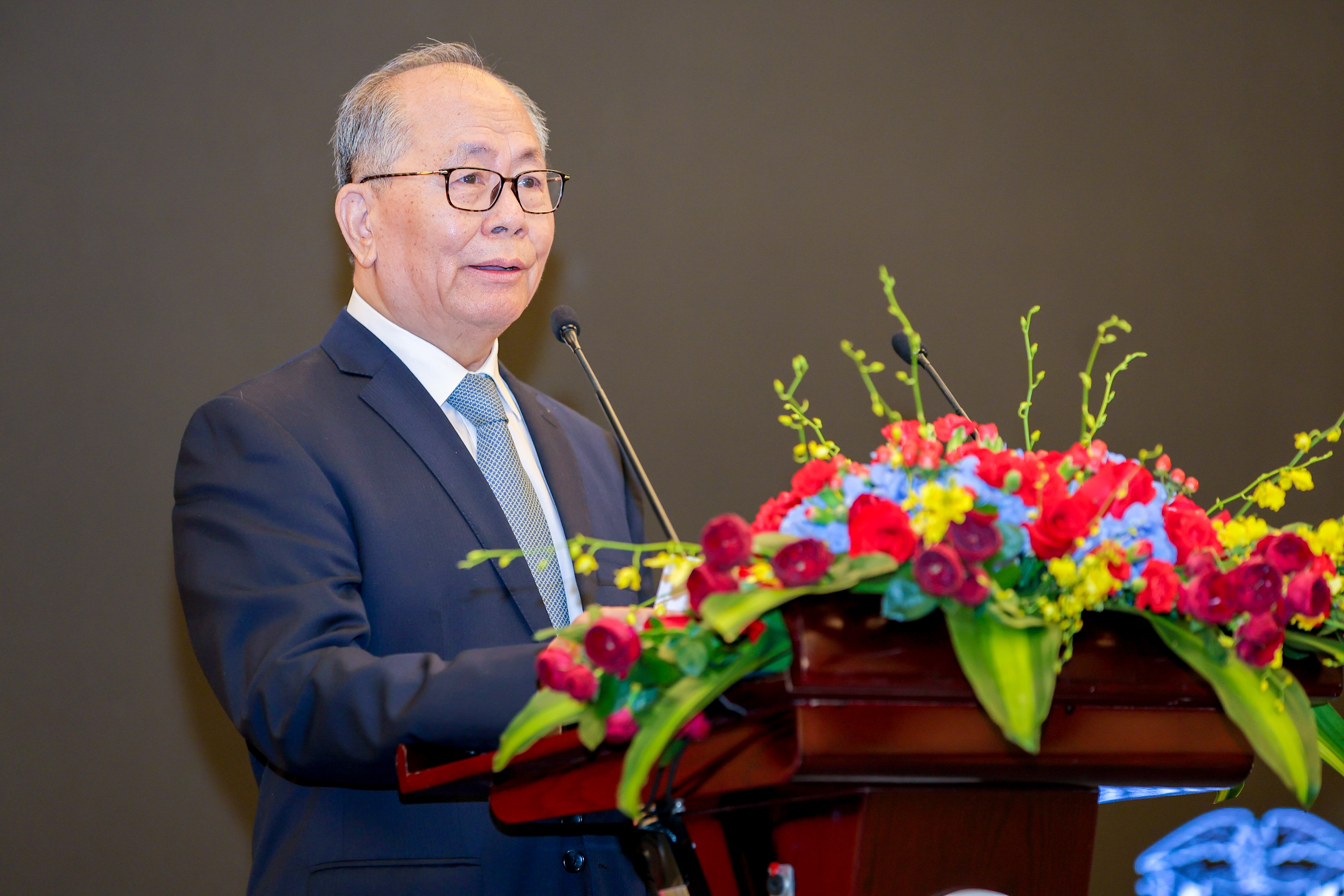 Qiu Xiaoqi, representante especial del Ministerio de Asuntos Exteriores de la República Popular China para Asuntos de América Latina y el Caribe, interviene durante el acto celebrado en Beijing por el 216 aniversario de la independencia de Colombia, 17 de julio del 2026. (Foto: cortesía)