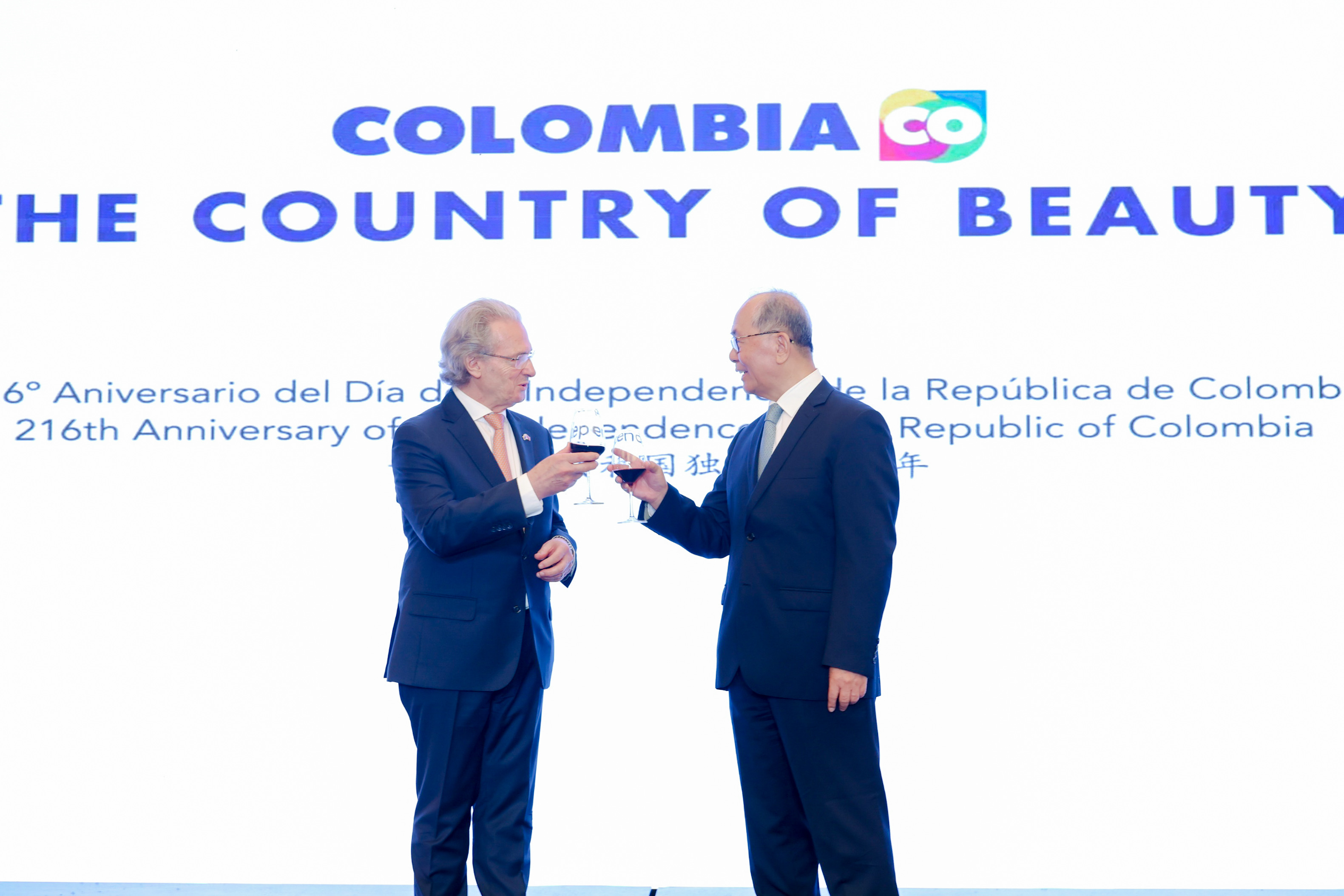Sergio Cabrera, embajador de Colombia en China (a la izquierda), y Qiu Xiaoqi, representante especial del Ministerio de Asuntos Exteriores de la República Popular China para Asuntos de América Latina y el Caribe, brindan durante el acto celebrado en Beijing por el 216 aniversario de la independencia de Colombia, 17 de julio del 2026. (Foto: cortesía)