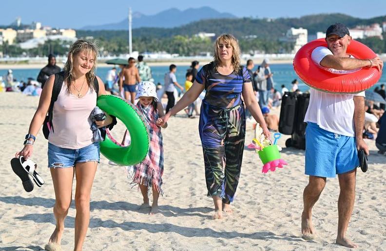 China mejorará política de exención de visados y simplificará trámites de entrada para visitantes extranjeros