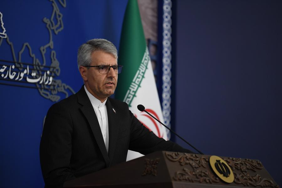 El portavoz del Ministerio de Relaciones Exteriores iraní, Esmaeil Baghaei, habla en una conferencia de prensa semanal, en Teherán, capital de Irán, el 20 de julio de 2026. (Xinhua/Shadati)