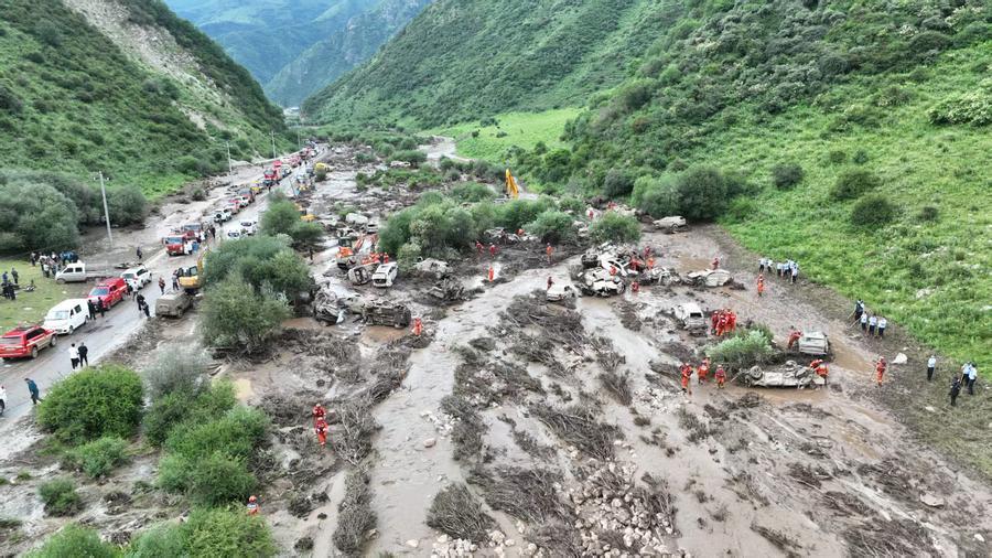 Imagen tomada con un dron muestra las operaciones de búsqueda y rescate en la zona turística afectada por las inundaciones en el condado de Weiyuan, provincia de Gansu, en el noroeste de China, el 26 de julio de 2026. (Xinhua/Cuerpo de Bomberos y Rescate de Gansu)