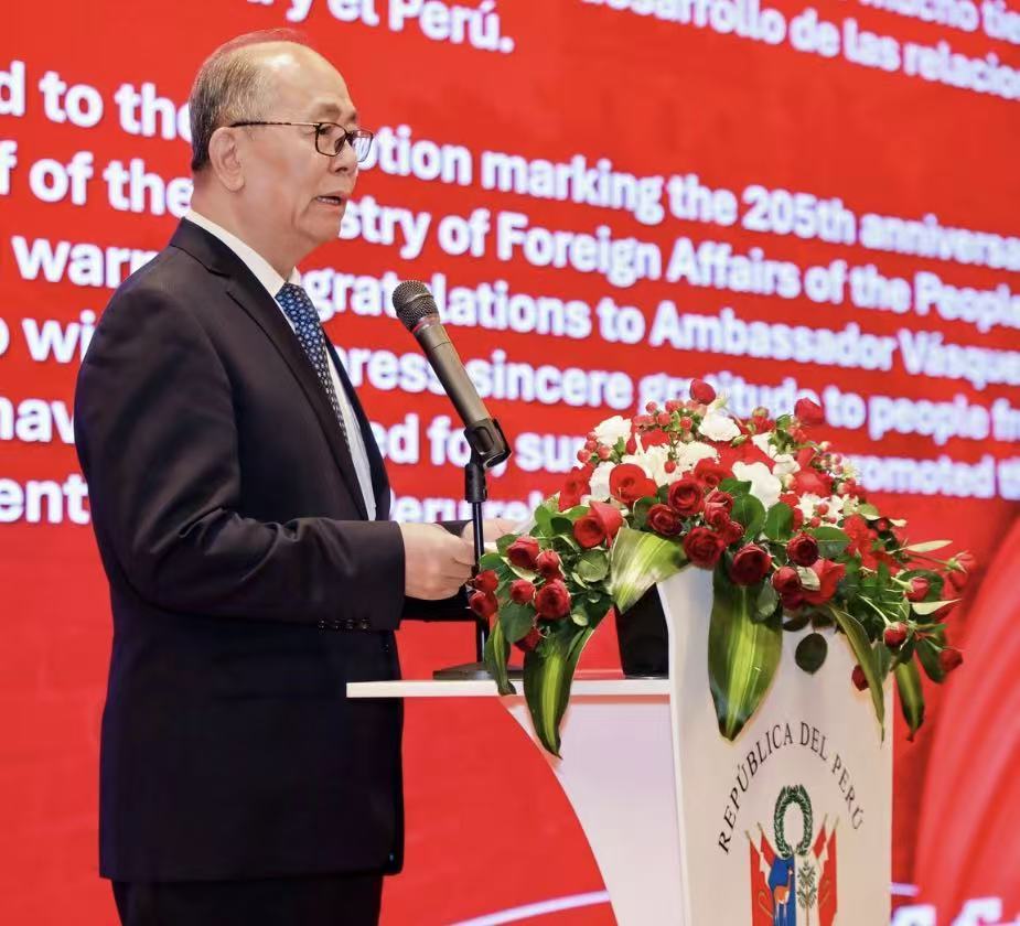 Qiu Xiaoqi, representante especial del Ministerio de Asuntos Exteriores de la República Popular China para Asuntos de América Latina y el Caribe, interviene durante la conmemoración del 205 aniversario de la independencia de Perú, Beijing, 24 de julio del 2026. (Foto: cortesía)