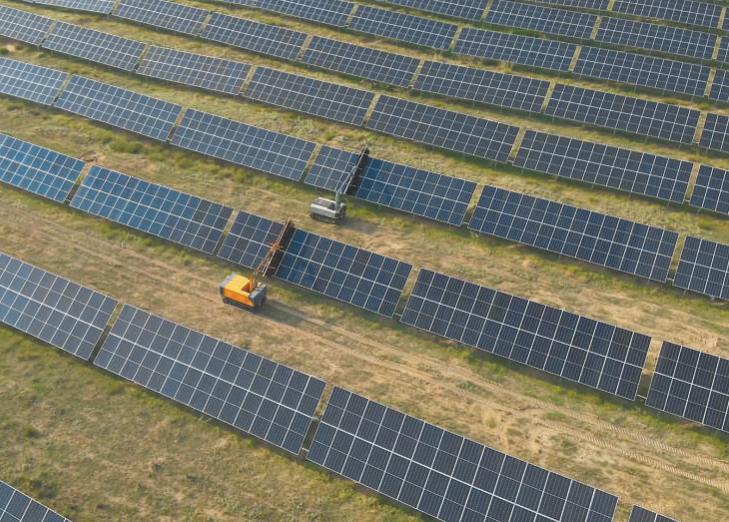 Robots de limpieza no tripulados limpian paneles fotovoltaicos en una central eléctrica ubicada al sureste de Yinchuan, capital de la región autónoma Hui de Ningxia, en el noroeste de China. (Foto de archivo)