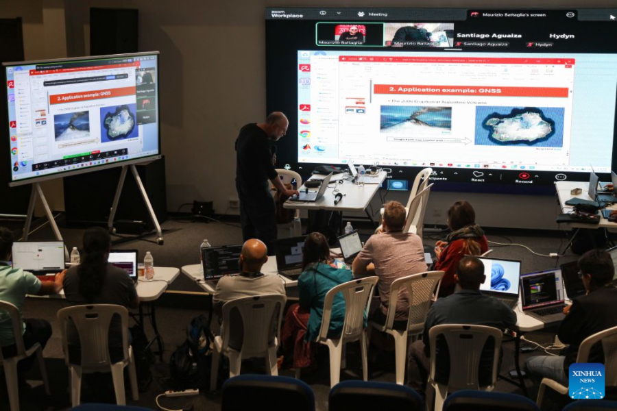 Imagen del 22 de julio de 2026 de vulcanólogos asistiendo a una capacitación en el marco del encuentro regional GEOVOL El Salvador 2026, en el departamento de San Salvador, El Salvador. El intercambio de conocimientos entre especialistas latinoamericanos en geodesia volcánica permite que países con alta exposición a amenazas volcánicas, como El Salvador, fortalezcan su capacidad para generar y procesar datos propios de monitoreo, una transformación considerada clave para mejorar la gestión del riesgo en la región. (Xinhua/Alexander Peña)