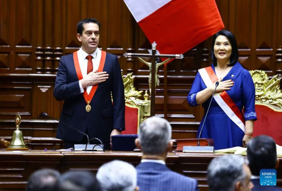 Imagen proveída por el Congreso de Perú de la presidenta peruana, Keiko Fujimori (d), participando durante una sesión solemne de juramentación en el Palacio Legislativo, en Lima, Perú, el 28 de julio de 2026. Keiko Fujimori asumió el martes el cargo de presidenta de Perú, durante una sesión solemne de juramentación llevada a cabo en la sede del Palacio Legislativo de la ciudad de Lima.(Xinhua/Congreso de Perú)