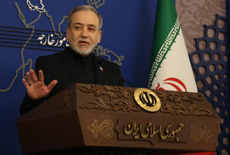 El ministro de Relaciones Exteriores de Irán, Seyed Abbas Araghchi, habla en una conferencia de prensa semanal, en Teherán, Irán, el 16 de marzo de 2026. (Xinhua/Shadati)