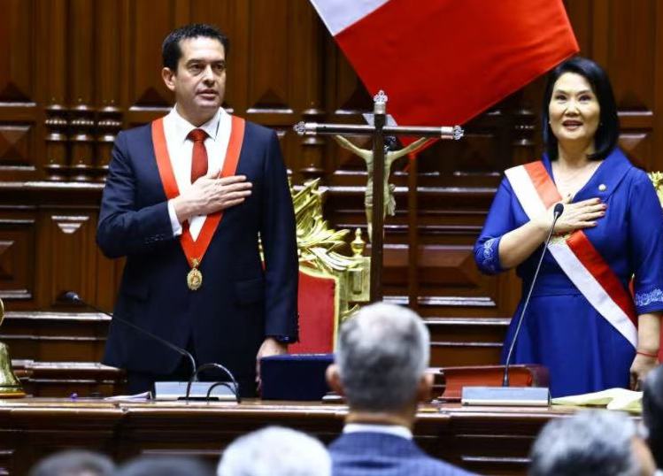 Keiko Fujimori asume Presidencia de Perú y ofrece "ruta clara" para desarrollo del país