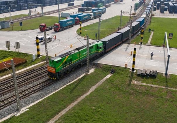 Trenes de carga China-Europa superan los 130.000 viajes y 520.000 millones de dólares en mercancías durante su primera década