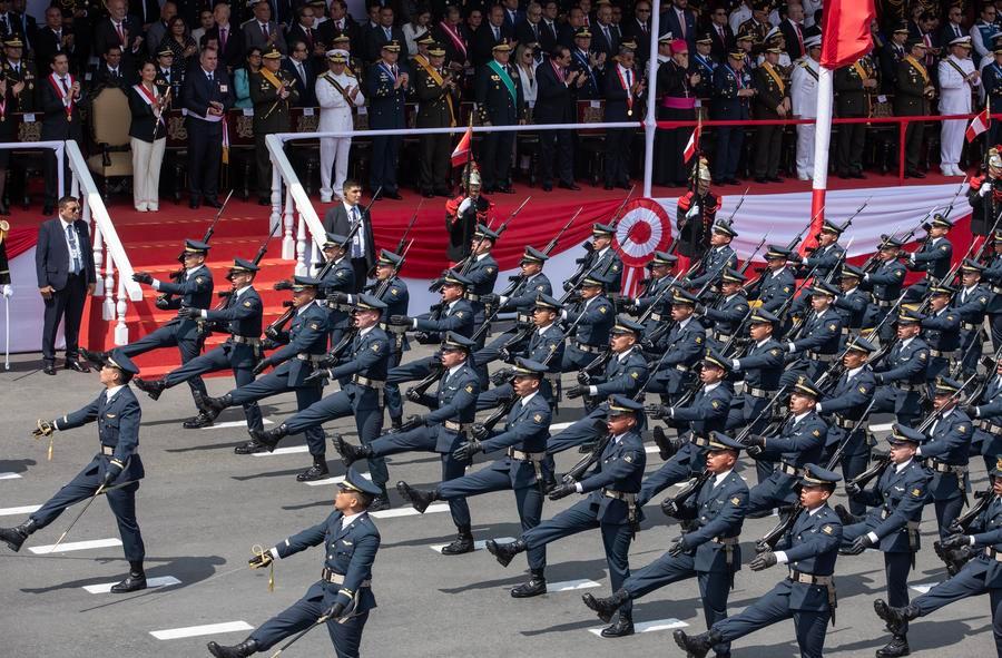 Soldados participan en un desfile para conmemorar el 205° aniversario de la independencia de Perú en Lima, Perú, el 29 de julio de 2026. (Xinhua/Mariana Bazo)