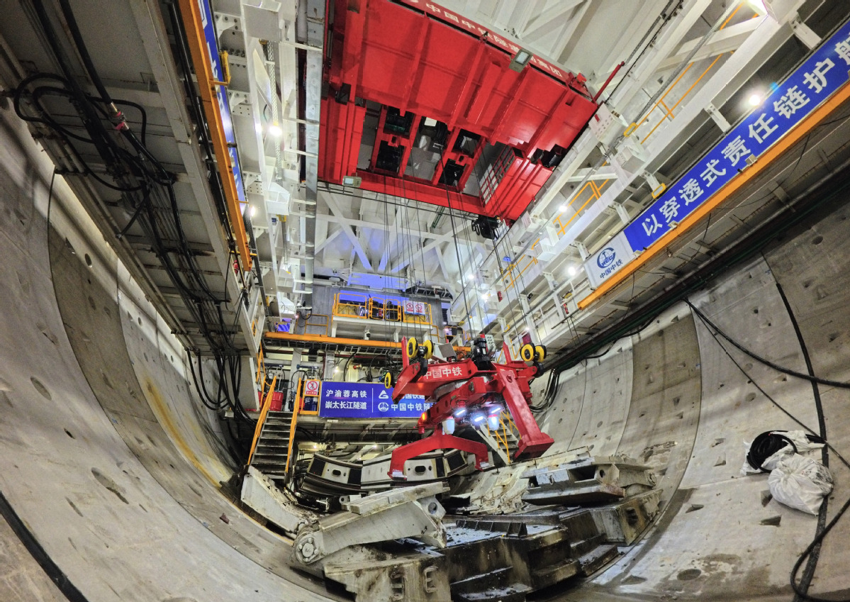 La máquina tuneladora de escudos de mayor diámetro del mundo perfora un paso submarino que conectará la isla Chongming, en Shanghai, con Taicang, en la provincia de Jiangsu, 30 de junio del 2026. [Foto: Xinhua]