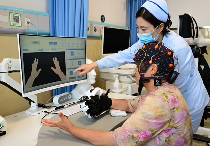 La tecnología china de interfaz cerebro-computadora implantable ayuda a pacientes cuadripléjicos a regresar al trabajo con una latencia inferior a 50 ms