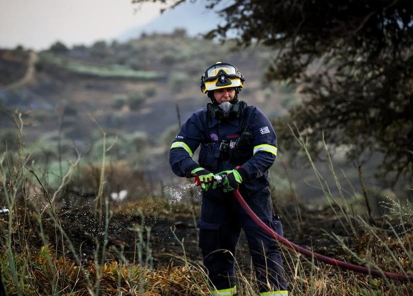 Fuertes vientos avivan incendios forestales en Grecia y provocan evacuaciones