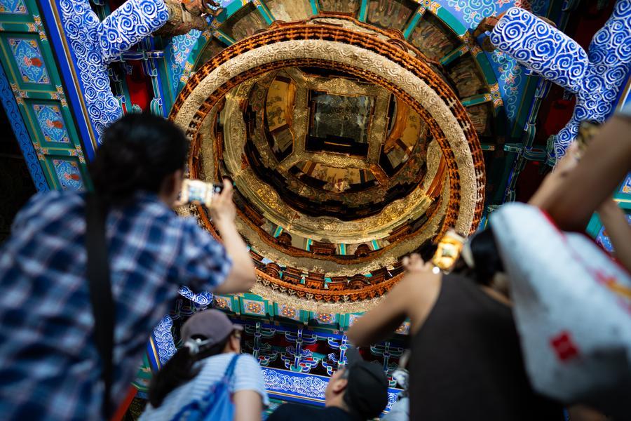 Personas visitan el Museo de Arquitectura Antigua de Beijing, en el interior del Altar del Dios de la Agricultura, también conocido como el Templo Xiannongtan, en Beijing, capital de China, el 27 de julio de 2026. (Xinhua/Zhang Xiaoyu) 