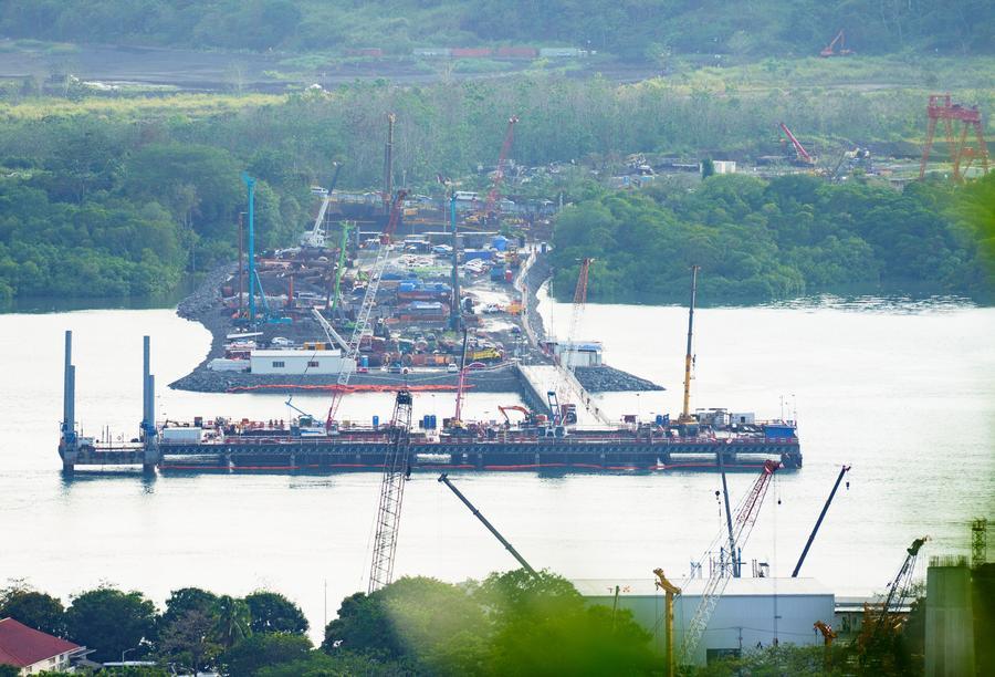 Imagen del 21 de abril de 2026 del Cuarto Puente sobre el Canal de Panamá en construcción, visto desde el Cerro Ancón, en la Ciudad de Panamá, capital de Panamá. (Xinhua/Xu Yongzheng)