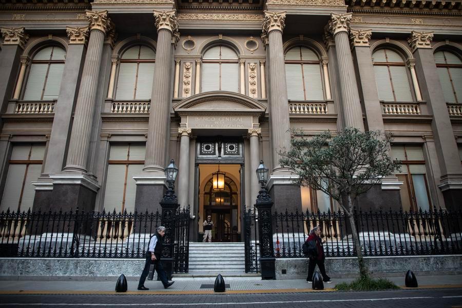 Imagen del 11 de abril de 2025 de personas caminando frente a una de las entradas del Banco Central de la República Argentina, en la ciudad de Buenos Aires, capital de Argentina. (Xinhua/Martín Zabala) 
