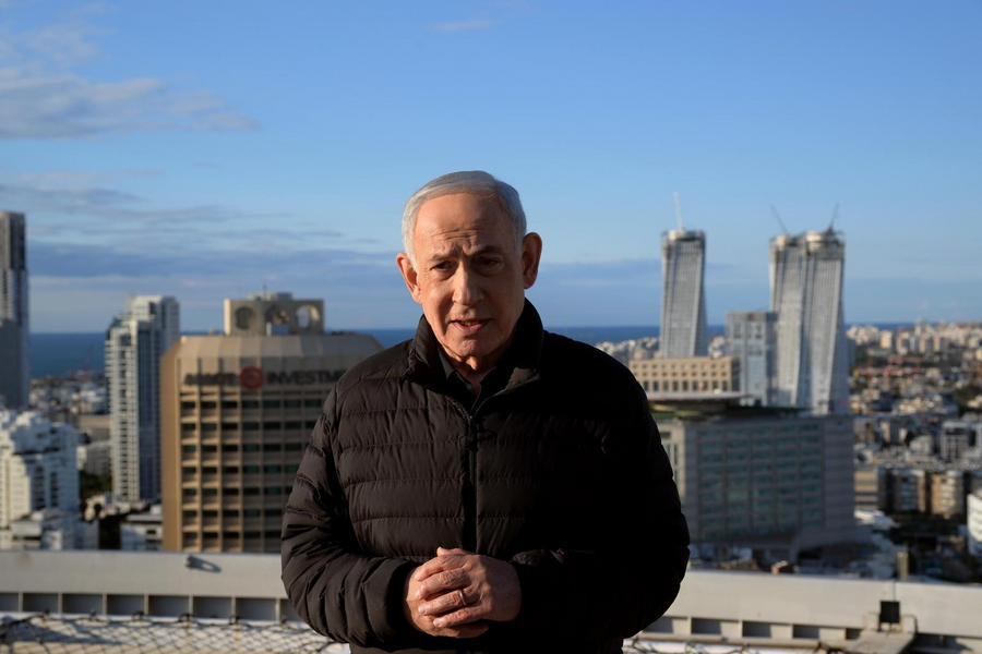 El primer ministro israelí, Benjamin Netanyahu, habla en el cuartel general militar Kirya, en Tel Aviv, Israel, el 1 de marzo de 2026. (Xinhua/GPO)