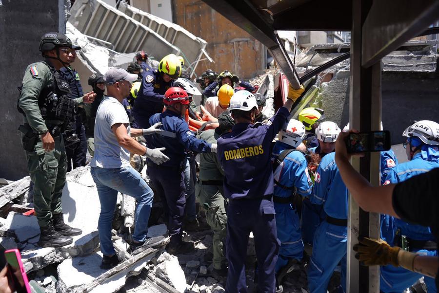 Imagen cedida por COLPRENSA de rescatistas trabajando después de un sismo, en la ciudad de Manizales, Colombia, el 10 de agosto de 2026. (Xinhua/Santiago Alvarez/COLPRENSA)