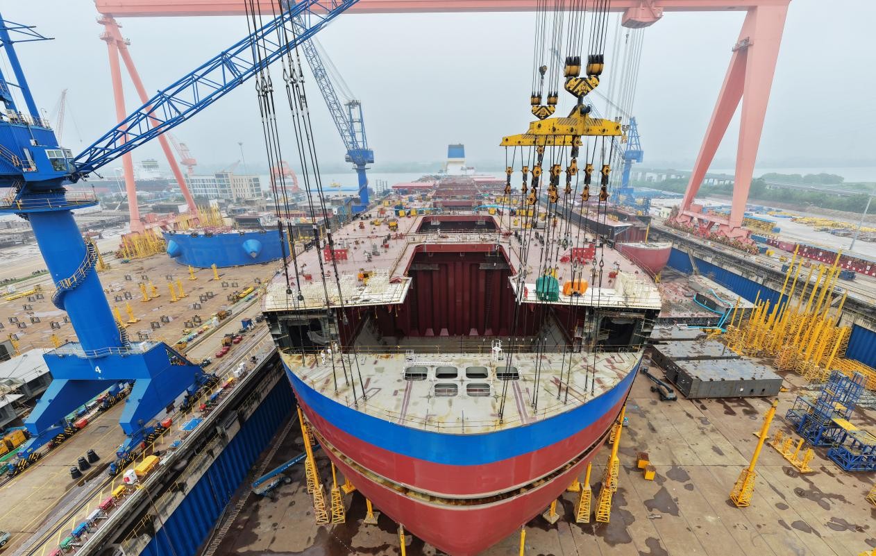 Un buque se está construyendo en un astillero de COSCO Shipping Heavy Industry (Yangzhou) Co., Ltd. en Yangzhou, provincia de Jiangsu, en el este de China. (Foto/Meng Delong)