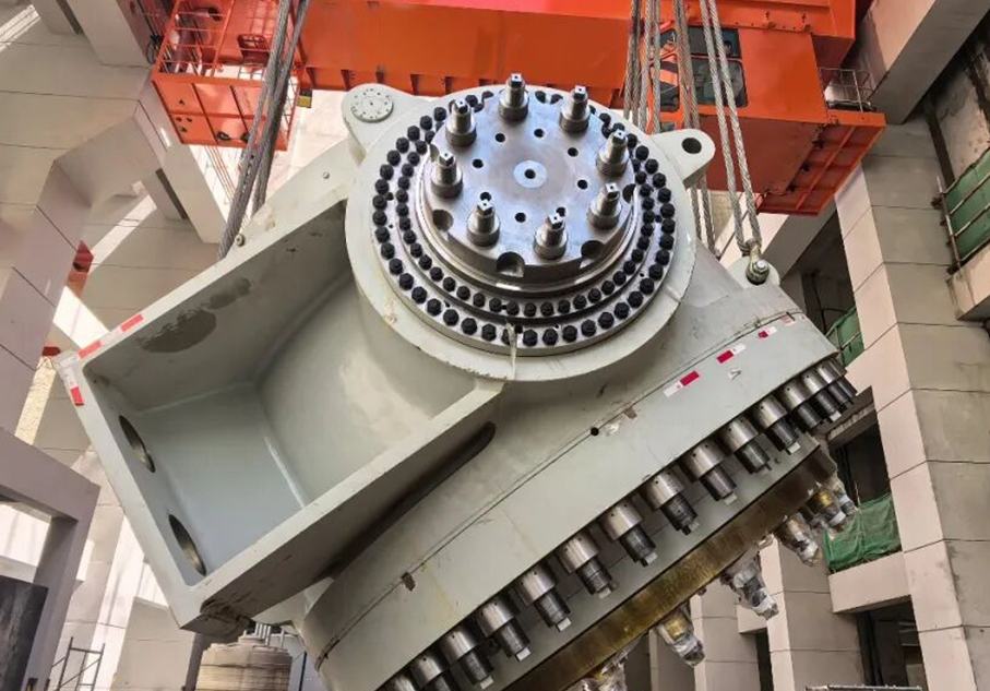 El generador hidroeléctrico de impulso más grande del mundo completa el izado del rotor en Xizang, China