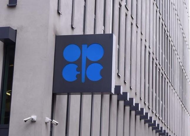 OPEP rebaja previsión de crecimiento de demanda de petróleo para 2026