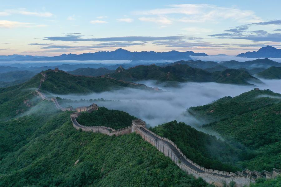 Vista aérea tomada con un dron el 6 de julio de 2026 del paisaje de nubes después de la lluvia en la sección Jinshanling de la Gran Muralla, en el distrito de Luanping de la ciudad de Chengde, en la provincia de Hebei, en el norte de China. (Xinhua/Zhou Wanping) 