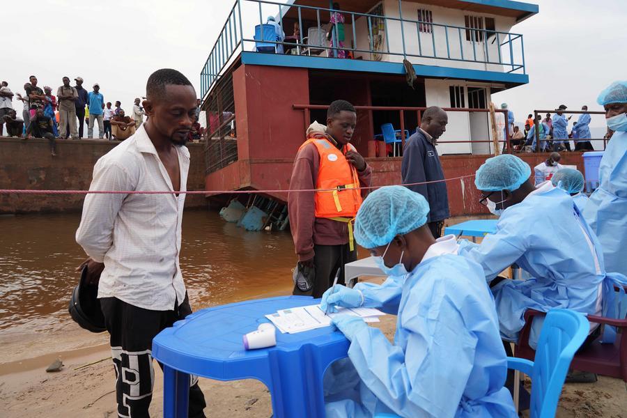Imagen del 6 de agosto de 2026 de funcionarios de salud registrando la información de los pasajeros de una embarcación interceptada, en las afueras de Kinshasa, capital de la República Democrática del Congo (RDC). (Xinhua)
