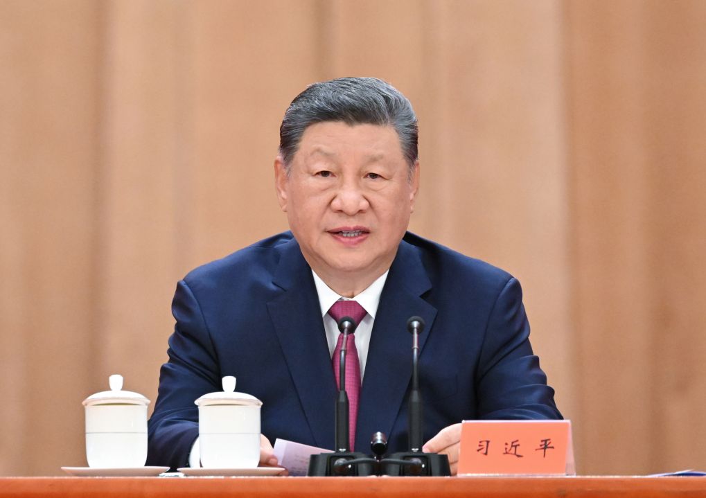 El presidente chino, Xi Jinping, quien también es secretario general del Comité Central del Partido Comunista de China y presidente de la Comisión Militar Central, pronuncia un importante discurso en un gran acto para conmemorar el centenario del natalicio del difunto líder Jiang Zemin, en el Gran Palacio del Pueblo, en Beijing, capital de China, el 17 de agosto de 2026. (Xinhua/Li Xiang)
