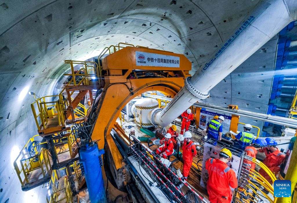 HANGZHOU, 18 agosto, 2026 (Xinhua) -- Imagen del 17 de agosto de 2026 de la tuneladora de escudo "Yongzhou" en el túnel submarino de Jintang del Ferrocarril Ningbo-Zhoushan, en Ningbo, en la provincia de Zhejiang, en el este de China. La inspección y reemplazo de las cuchillas de la tuneladora de escudo "Yongzhou" se completaron el lunes bajo una presión de agua de 7,8 bares, en el lado de Ningbo del túnel submarino de Jintang del Ferrocarril Ningbo-Zhoushan. (Xinhua/Zhao Rongfa)