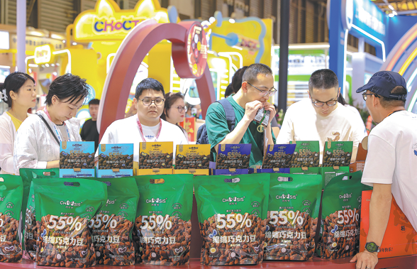 Visitantes observan productos de chocolate durante una feria gastronómica en Shanghai en mayo. CHINA DAILY