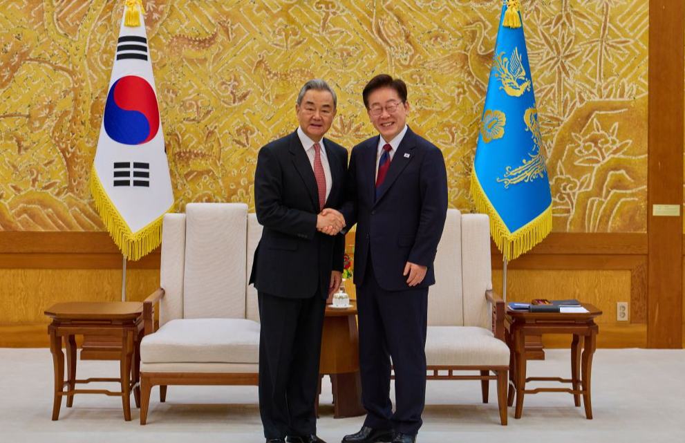 Canciller chino insta mayores avances en asociación cooperativa estratégica entre China y República de Corea