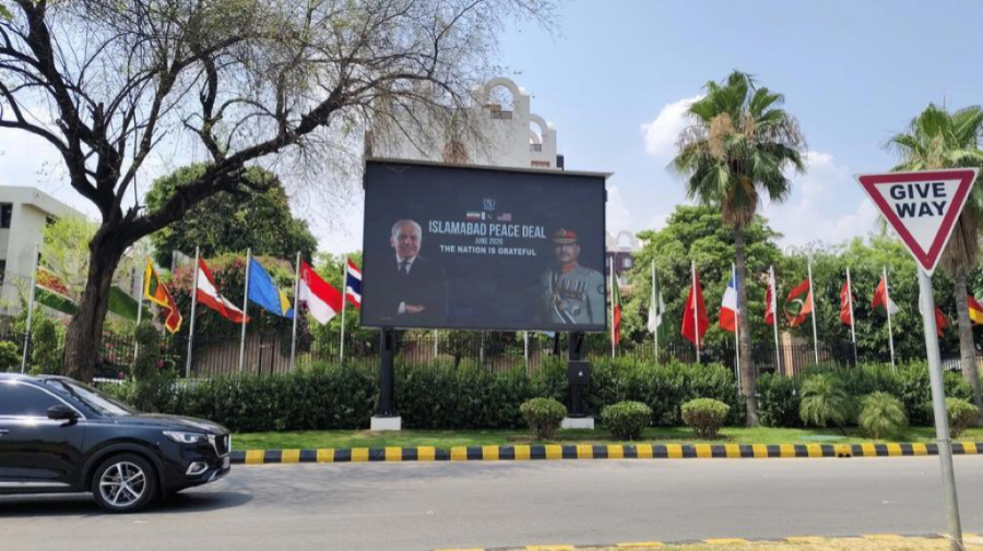 Una pantalla electrónica se ve al borde de un camino en Islamabad, capital de Pakistán, el 17 de junio de 2026, mostrando una imagen relacionada con el acuerdo de paz entre Estados Unidos e Irán. (Xinhua/Ahmad Kamal)