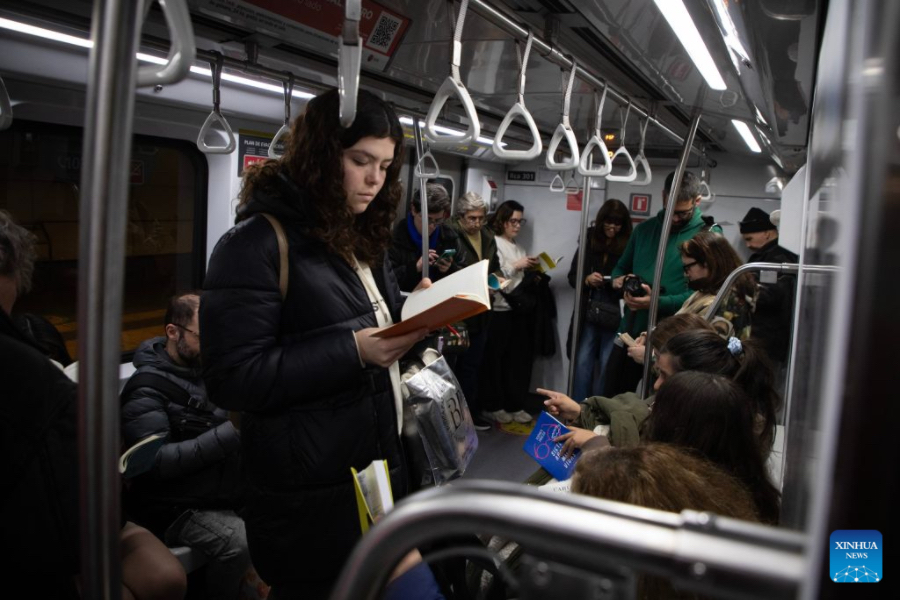 Personas leen libros a bordo de un vagón de la Línea H del metro en el marco del Día del Lector en conmemoración del 127 aniversario del nacimiento del escritor Jorge Luis Borges, en la ciudad de Buenos Aires, capital de Argentina, el 22 de agosto de 2026. (Xinhua/Martín Zabala) 