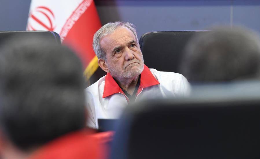 Imagen del 15 de abril de 2026 del presidente iraní, Masoud Pezeshkian, visto durante su visita a la sede de la Sociedad de la Media Luna Roja de Irán (IRCS, por sus siglas en inglés), en Teherán, Irán. (Xinhua/Shadati)